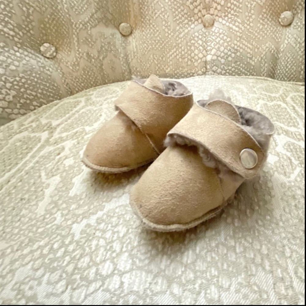 Faux shearling baby booties